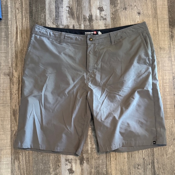 Quiksilver Men's Charcoal Flat Front Shorts - Picture 1 of 6